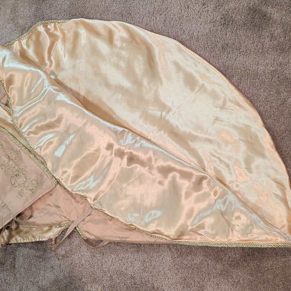 Elegant Gold Tree Skirt with Embroidered Details - Picture 3 of 5
